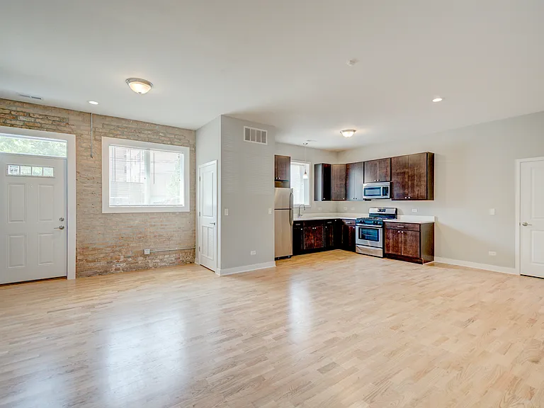 6125 N Clark St #204 — Photo 3