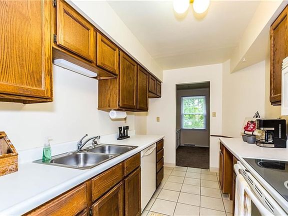 This 11 x 7 kitchen was just freshly painted a neutral color begging for your very own personal touches!