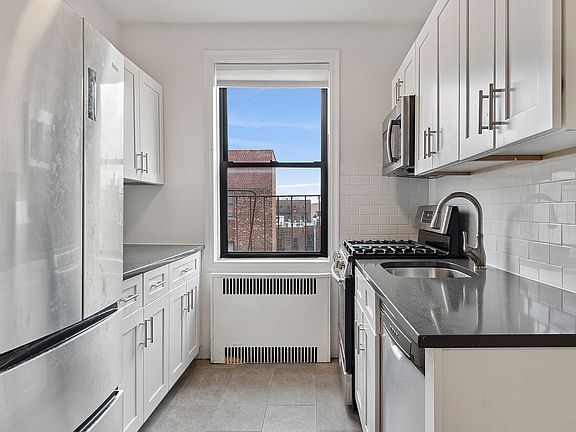 3rd image of 40 Clarkson Ave APT 6B