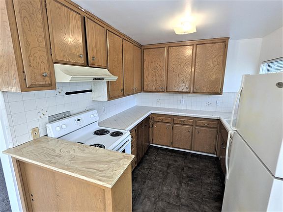 2nd image of 2604 N Beachwood Dr APT 5