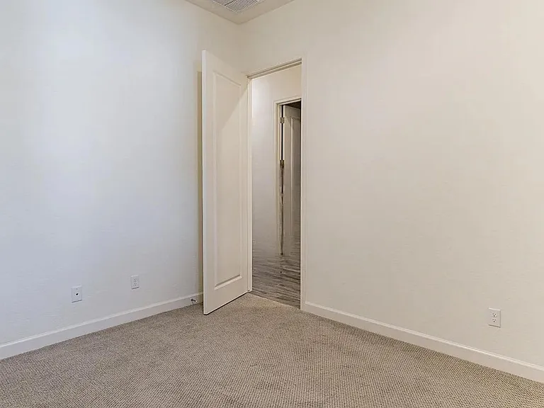 2811 W Pollack St — Photo 17