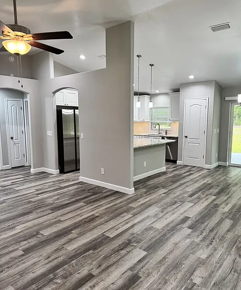 8534 N Wallingford Ave — Photo 3