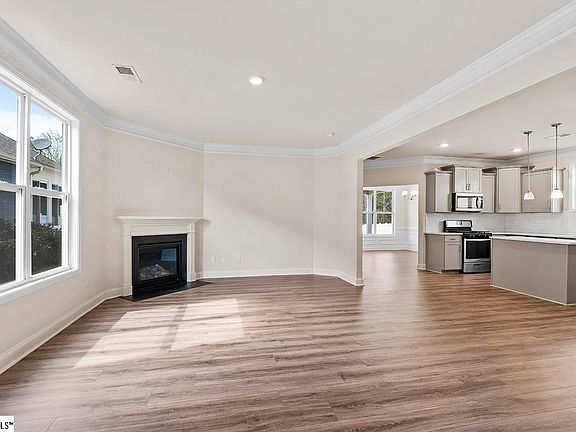 4th image of 610 Raleighwood Ln
