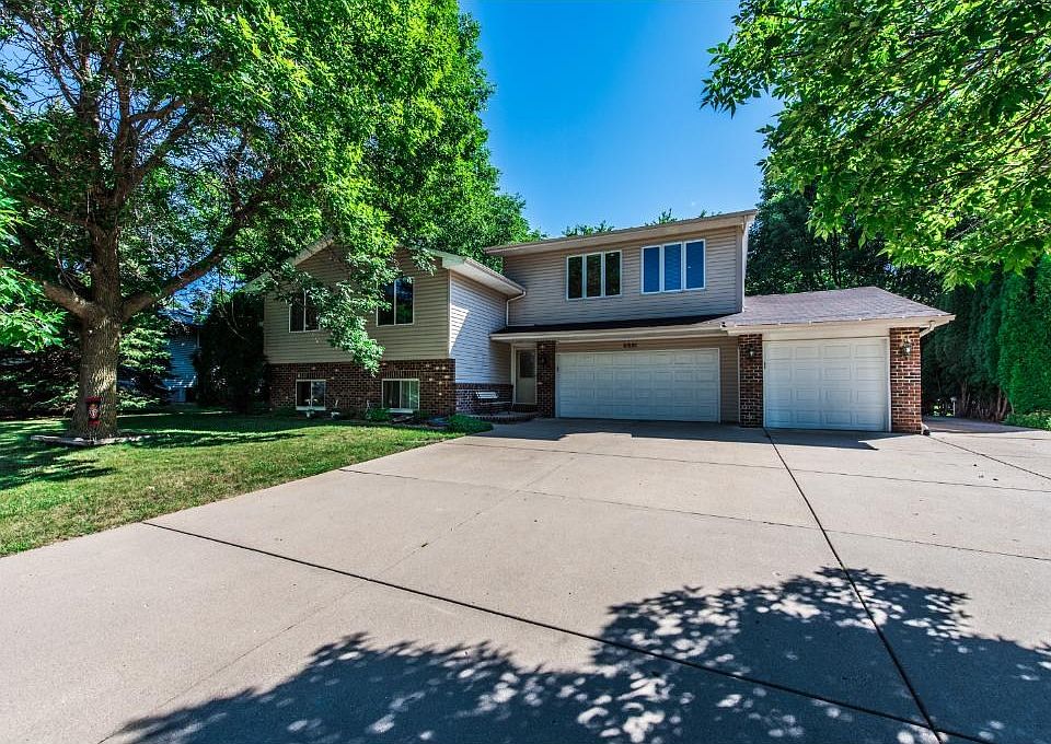 3 car garage with extra parking for a camper or even a spot for a hot tub!!