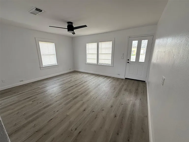4114 Victoria Ave — Photo 17