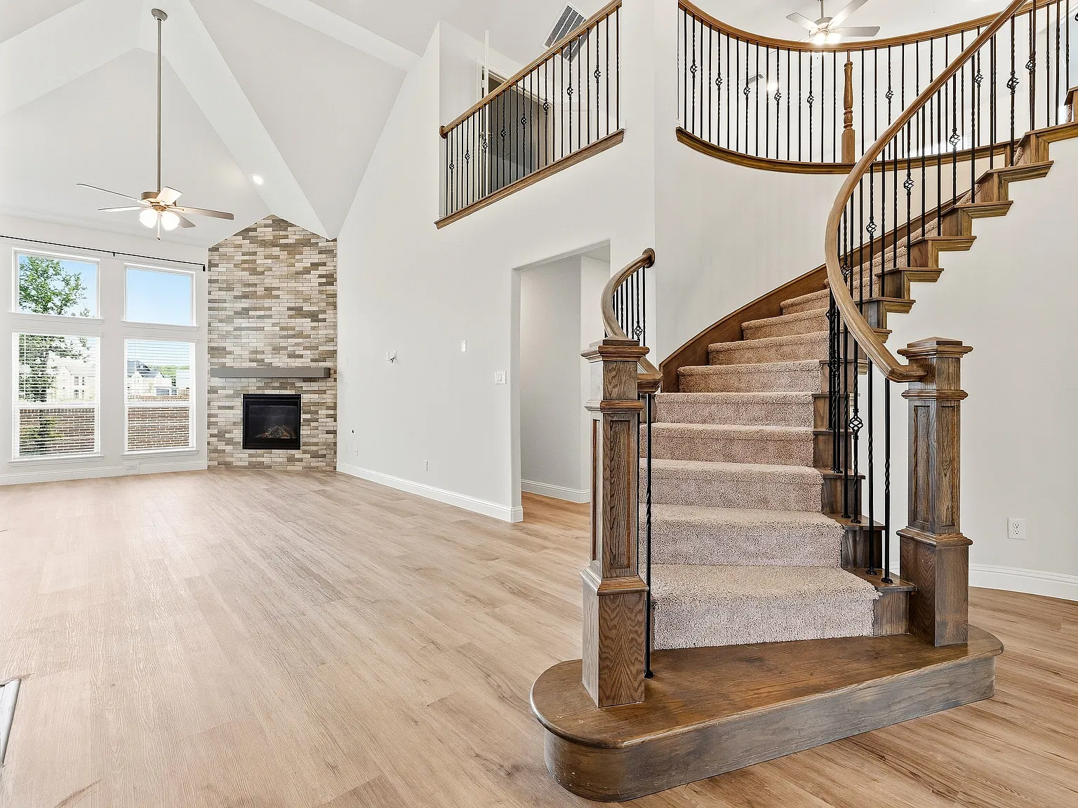 5 bed, 3.5 bath, 4278 sqft, $4,000 — Photo 3