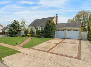54 Alice Rd, West Islip, NY 11795
