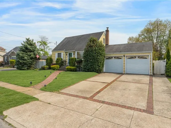 54 Alice Road, West Islip, NY 11795