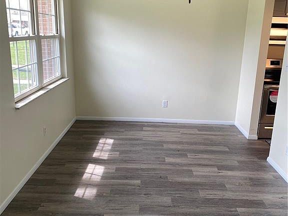 3rd image of 1724 Queenswood Dr APT 16