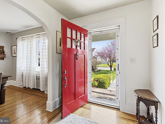 2nd image of 555 Giles St