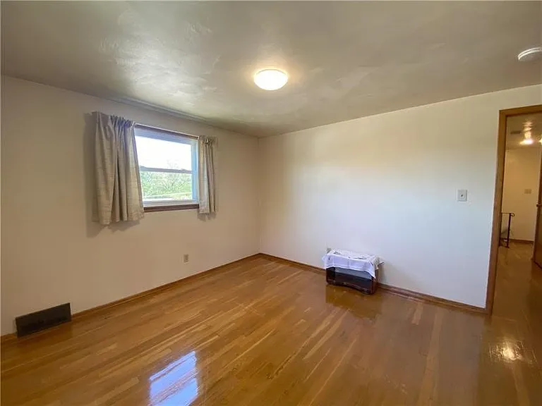 439 Crestview Dr — Photo 35