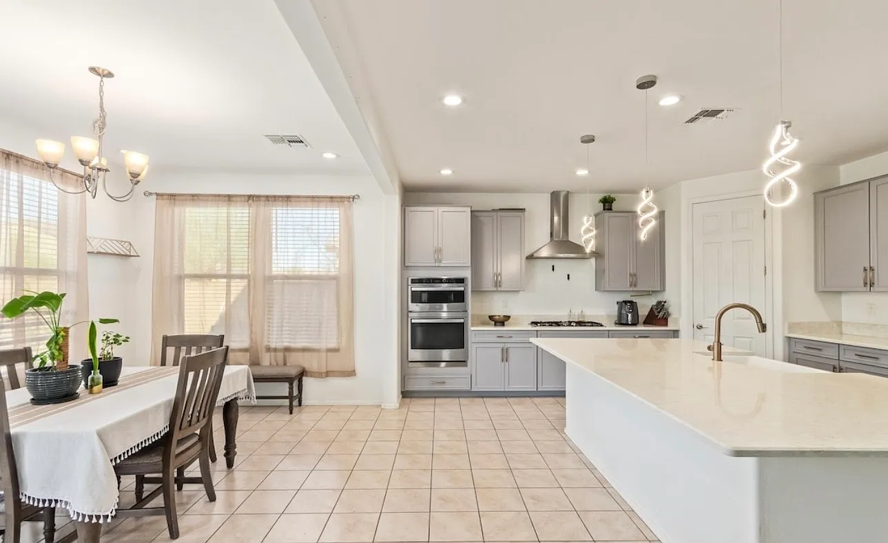 5 bed, 2.5 bath, 3070 sqft, $3,000 — Photo 4
