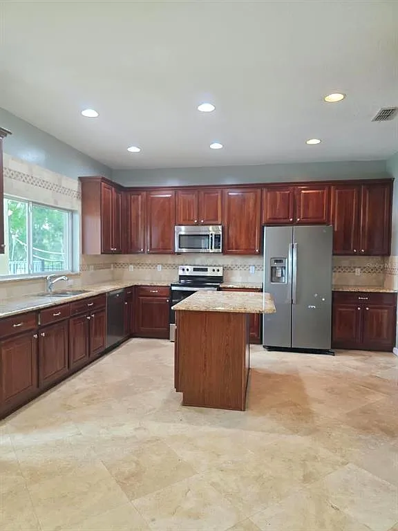 5 bed, 4.0 bath, 4022 sqft, $3,995 — Photo 2