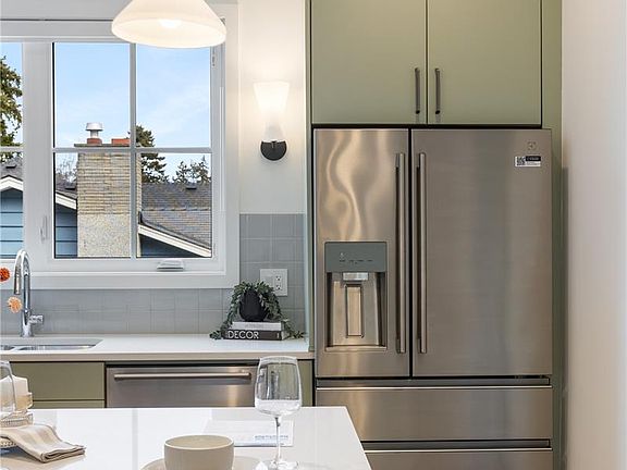4th image of 990 McBriar Ave #1