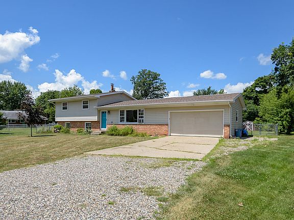 3rd image of 135 Kelwood Ln
