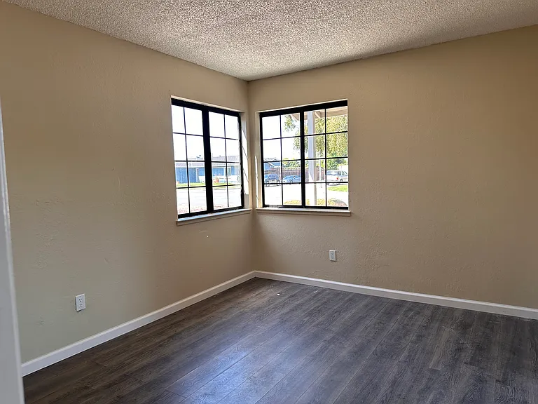 984 McKenzie Ave — Photo 6