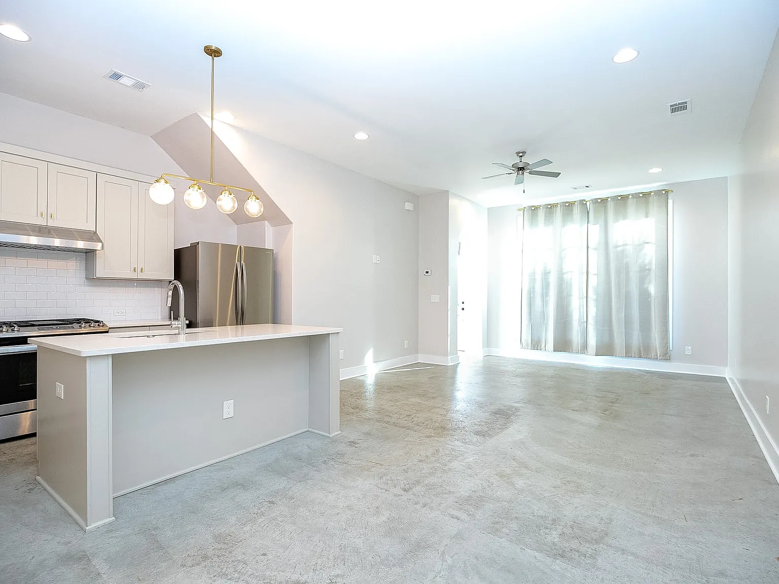 3 bed, 1760 sqft, $2,500 — Photo 3
