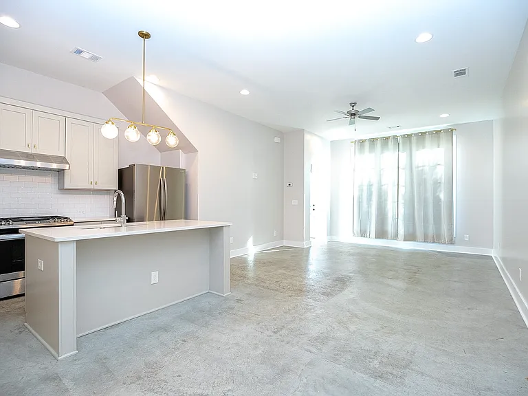 4640 Broadwick St — Photo 3