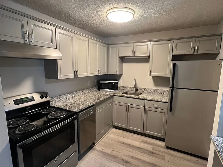 415 W 10th St — Photo 5