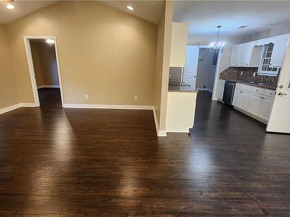 4th image of 45 Martin Dr