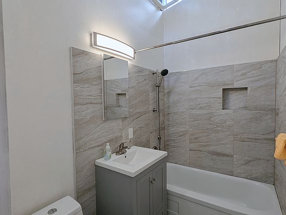 5th image of 431 Carolina Ln