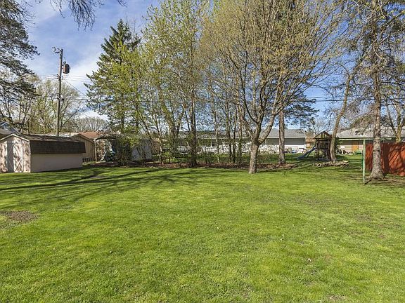 2nd image of 3863 Crestwood Pl