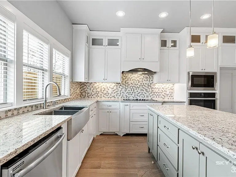 404 NW Retreat Ln — Photo 2