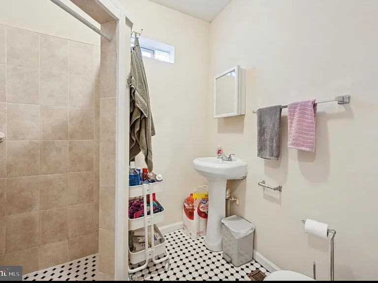 1531 Fontain St — Photo 7