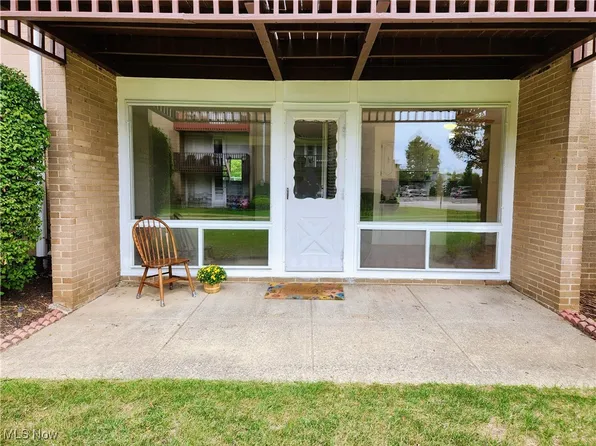 10412 N Church Dr APT 301, Parma Heights, OH 44130