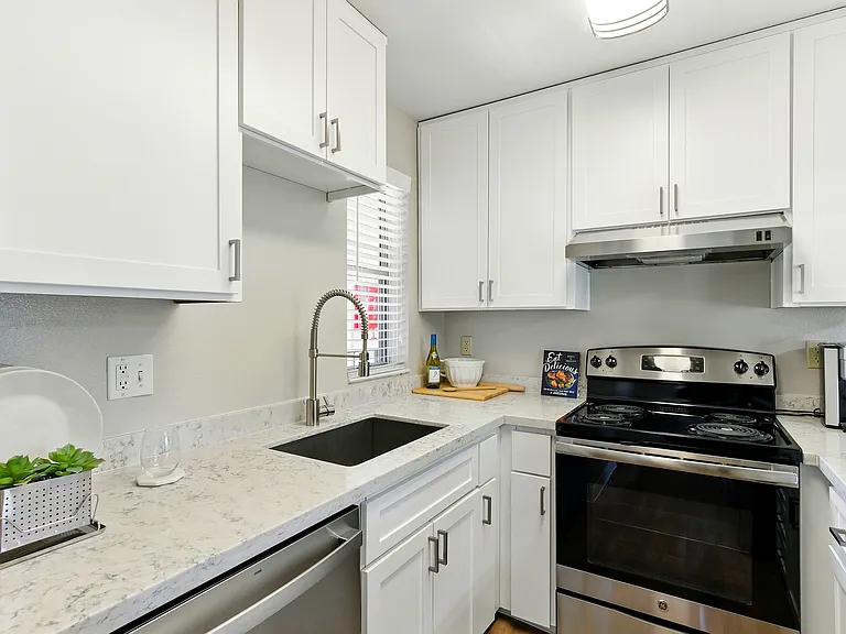 The Grove Luxury Apartments — Photo 9
