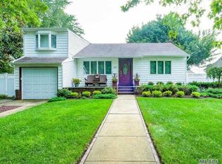 537 Arlington Dr, Seaford, NY 11783