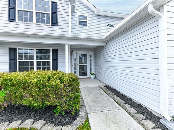 3rd image of 8 Stoud Cir