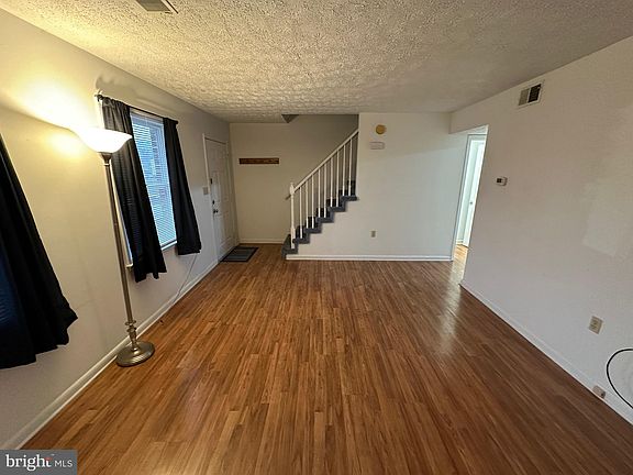 4th image of 922 Hilltop Dr