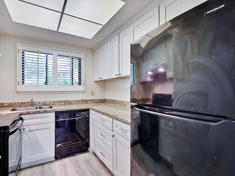 1083 N Abbott Ave — Photo 23