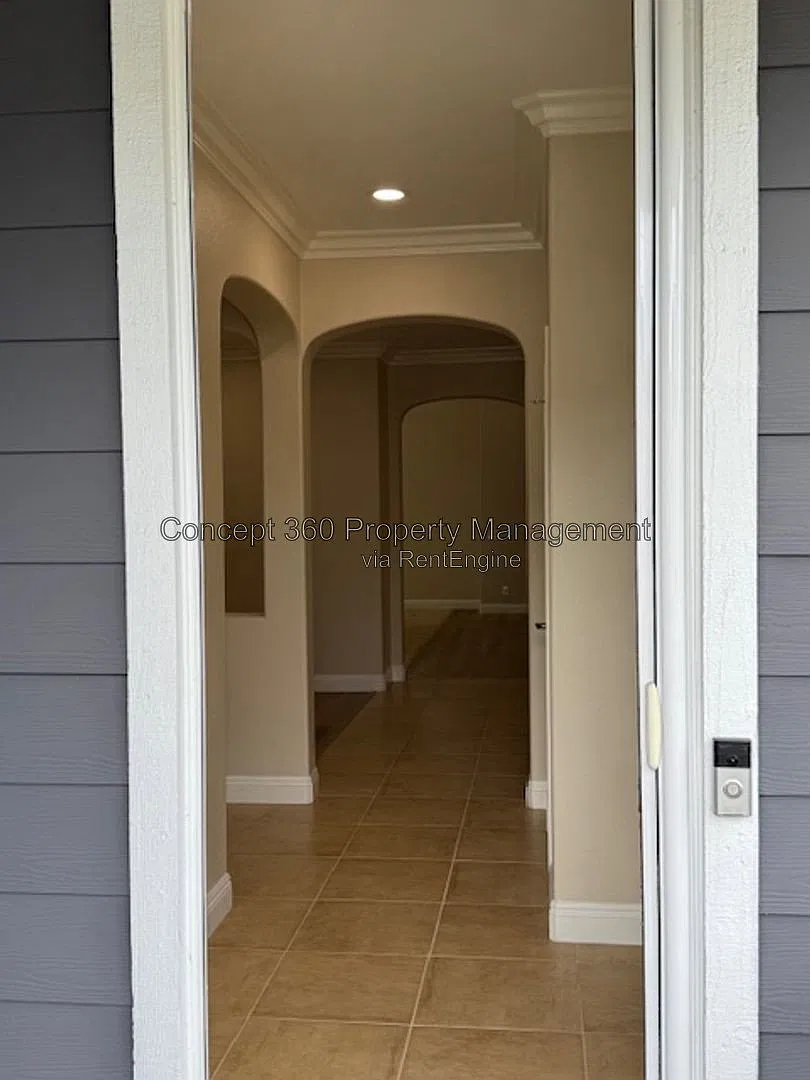 2 bed, 2.0 bath, 1924 sqft, $4,995 — Photo 3