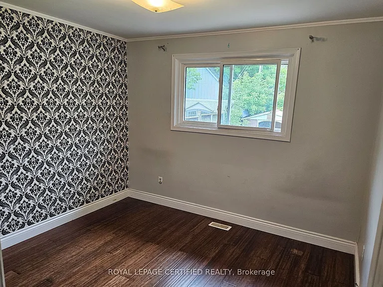 290 Balmoral Ave N — Photo 9