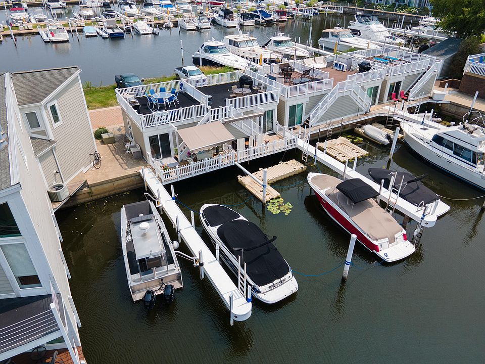 1st image of 10 Harbor Isle Dr