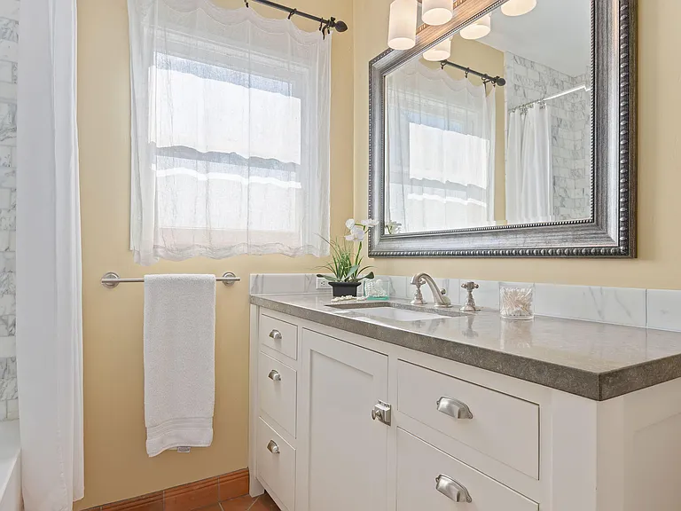 224 W Cota St — Photo 17