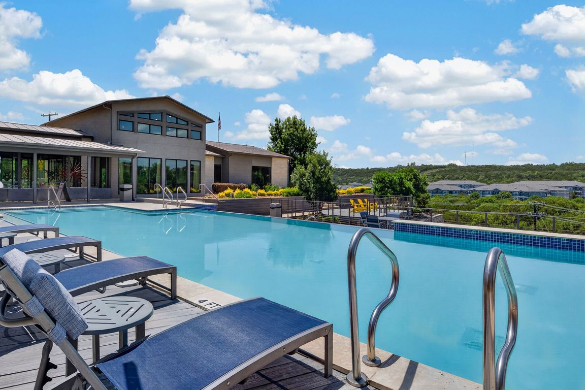The View at Crown Ridge apartments community photo