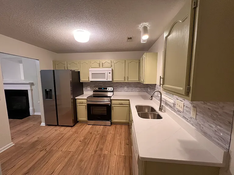 4414 River Forest Ln — Photo 3