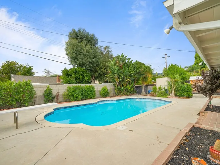 11027 Reseda Blvd — Photo 13
