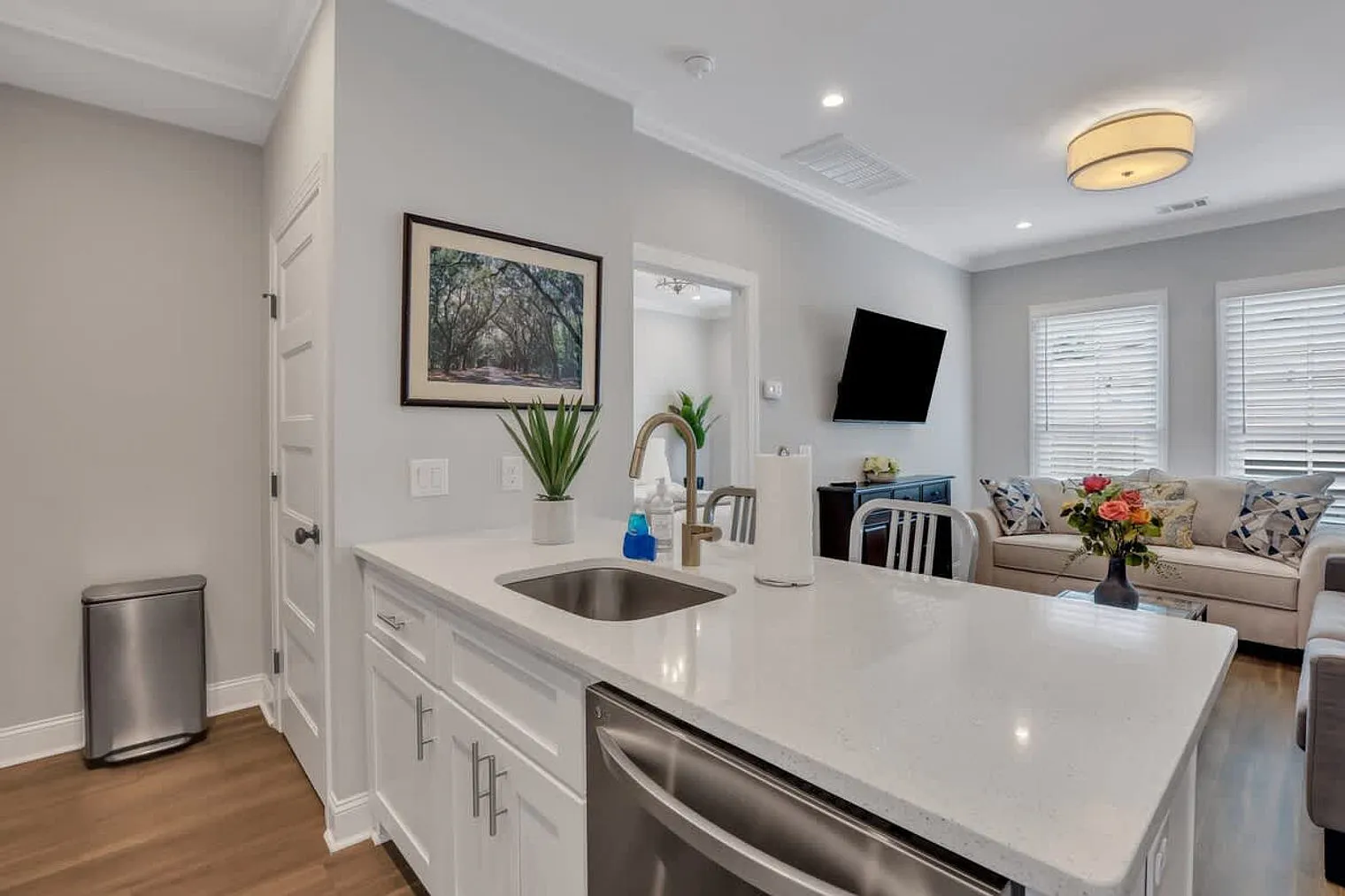 4 bed, 4.0 bath, 1926 sqft, $10,302 — Photo 3