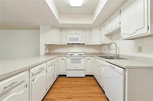 3 bed, 2.5 bath, 2200 sqft, $2,000 — Photo 3