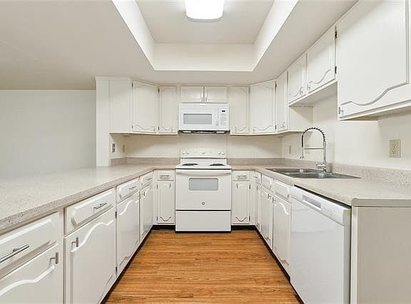 3rd image of 840 Wilshire Blvd