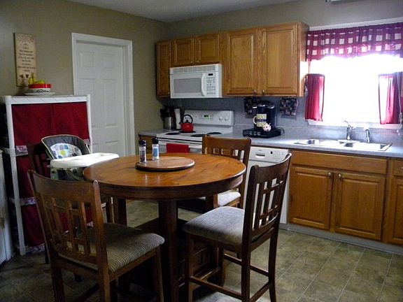5th image of 285 Chatmoss Ct