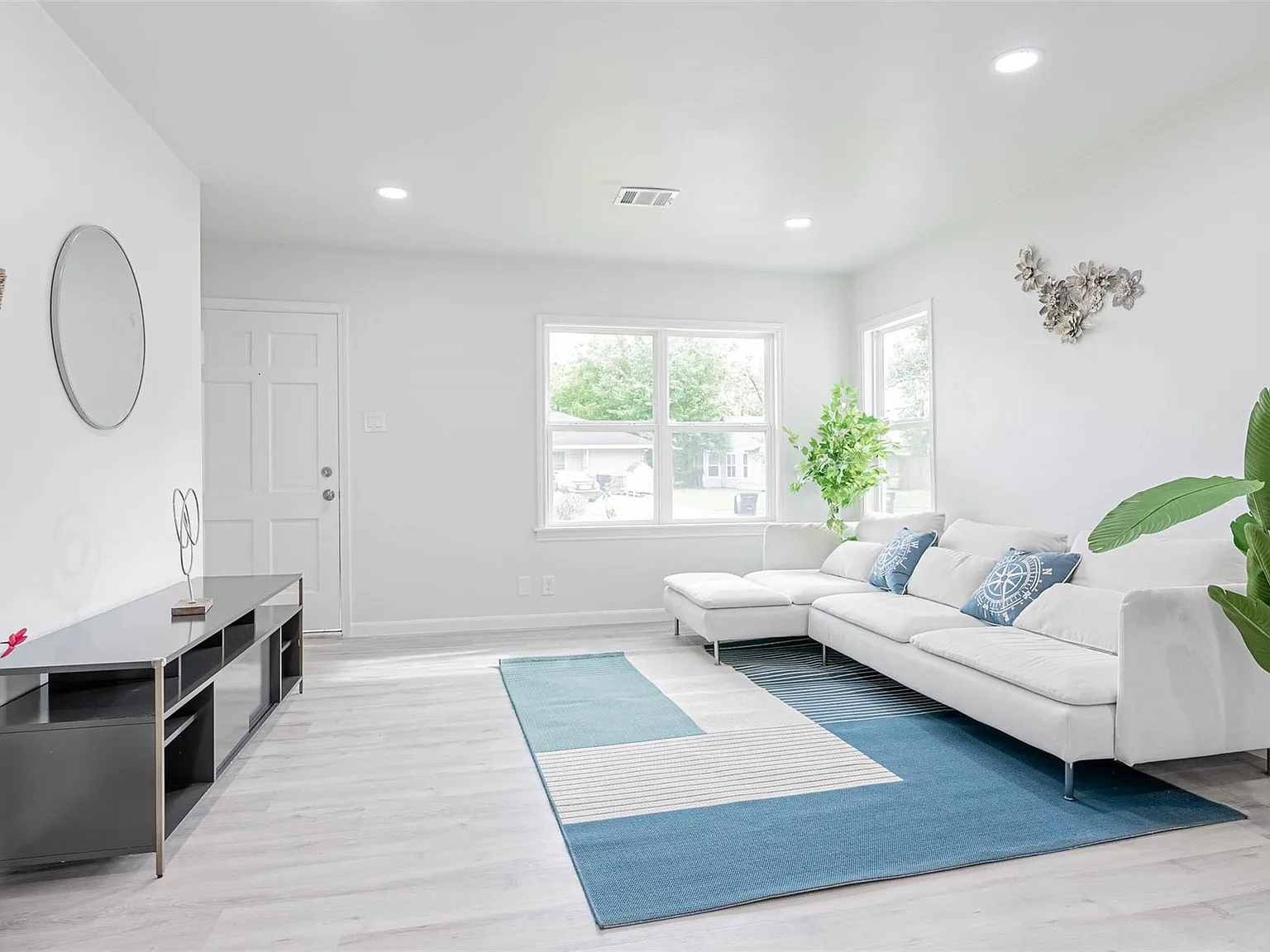 3 bed, 1.0 bath, 1016 sqft, $1,688 — Photo 4