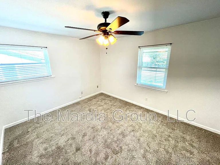 201 E Fuller Dr — Photo 12
