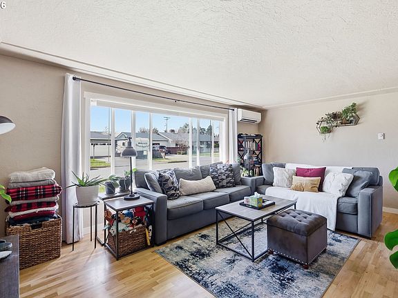 5th image of 76 Woodlane Dr