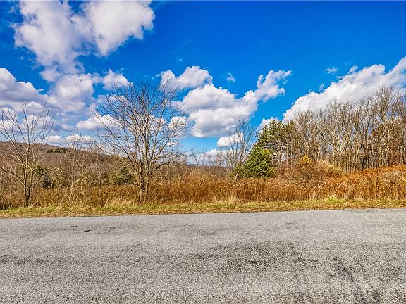 4th image of 4 Oak Crest Dr