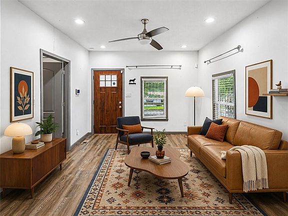 3rd image of 4328 Paseo Blvd